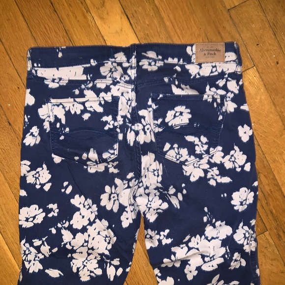 Abercrombie & Fitch Blue & White Splotched Capris - Picture 5 of 6